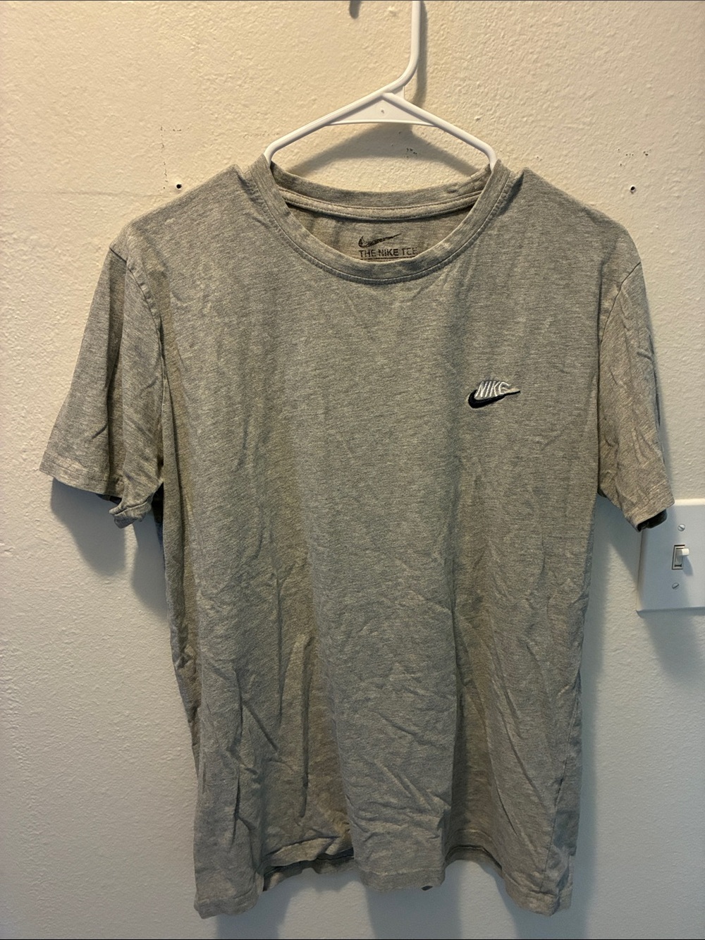 Nike Men’s Gray Short Sleeve Crewneck T-Shirt with Embroidered Swoosh